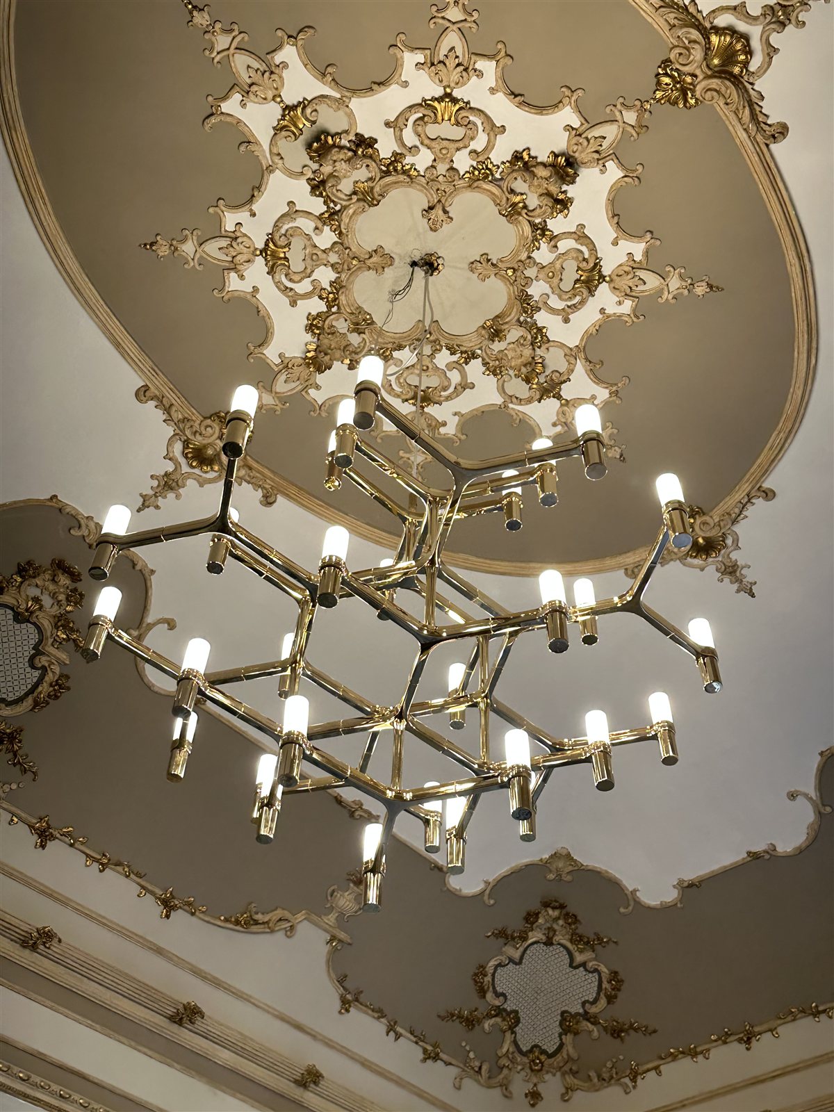 Dettaglio del soffitto: stucchi e cornici originali, rimasti intatti.