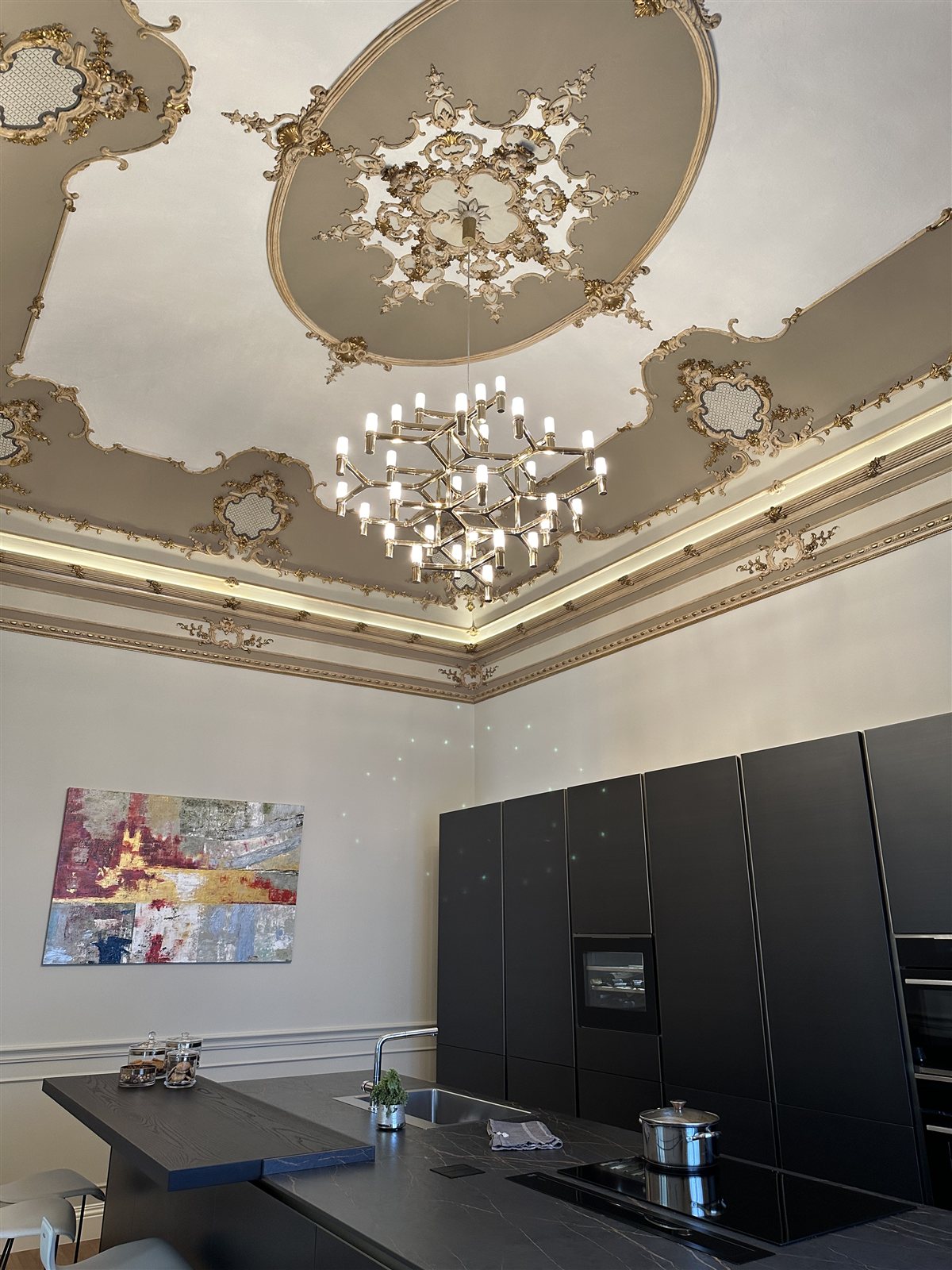 La cucina contemporanea sotto il soffitto storico.