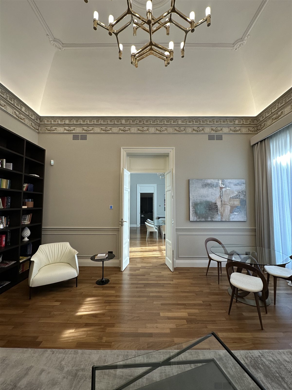 Il salone in enfilade: la gola luminosa segue la cornice.