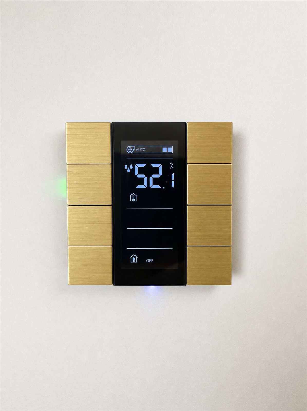 Placca KNX in finitura oro con display: comando e temperatura.