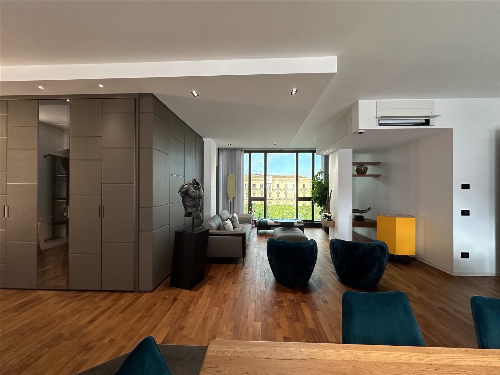 Le vetrate sulla piazza e la profondità dell'ambiente.