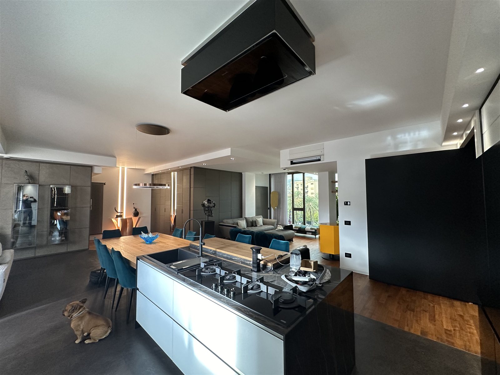 L'isola della cucina con il piano cottura.